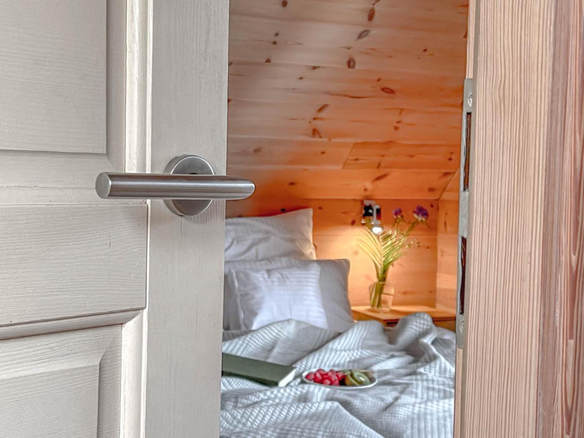 Traumhaff Kuestenchalets - Einzigartige Chalets An Der Ostsee. Ganz Aus Laerchenholz Mit Kamin Und Sauna Vogelsang-Warsin Kültér fotó